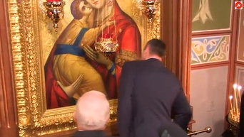 Виталий Кличко ударился головой об икону во время службы в храме. Видео