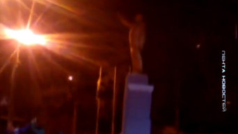 В Октябрьском районе Харькова снесли памятник Ленина. Видео