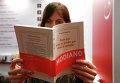 Женщина читает книгу лауреата Нобелевской премии Патрика Модиано