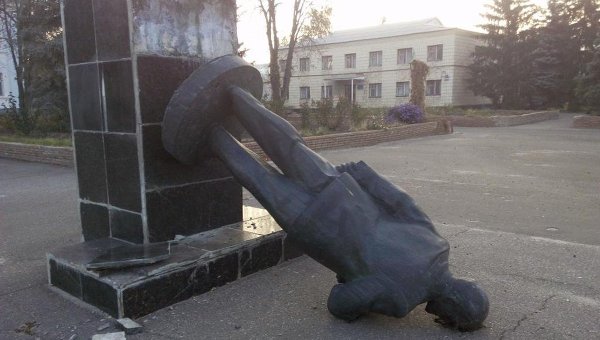 Активисты ВО Свобода снесли памятник Ленину в поселке Белокуракино Луганской области