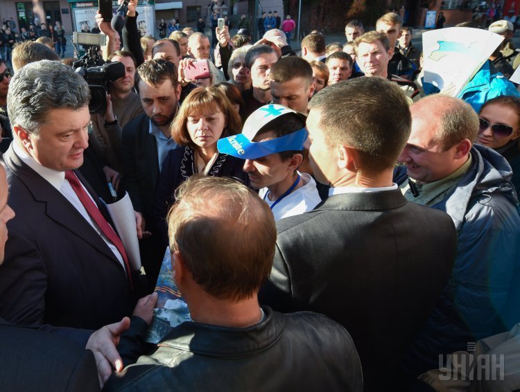 Президент Украины Петр Порошенко во время встречи с избирателями в Харькове, в субботу, 11 октября