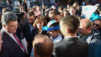 Президент Украины Петр Порошенко во время встречи с избирателями в Харькове, в субботу, 11 октября