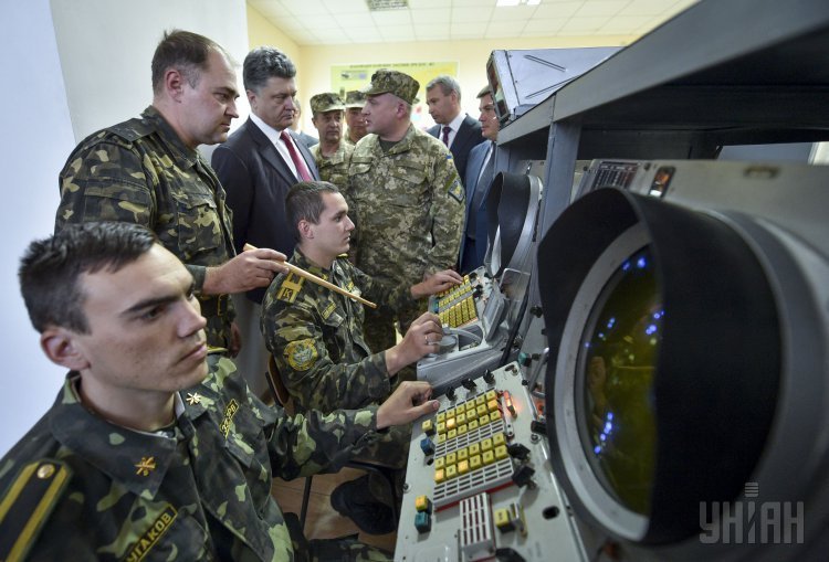 Президент Украины Петр Порошенко во время посещения Харьковского университета воздушных сил имени Ивана Кожедуба в Харькове