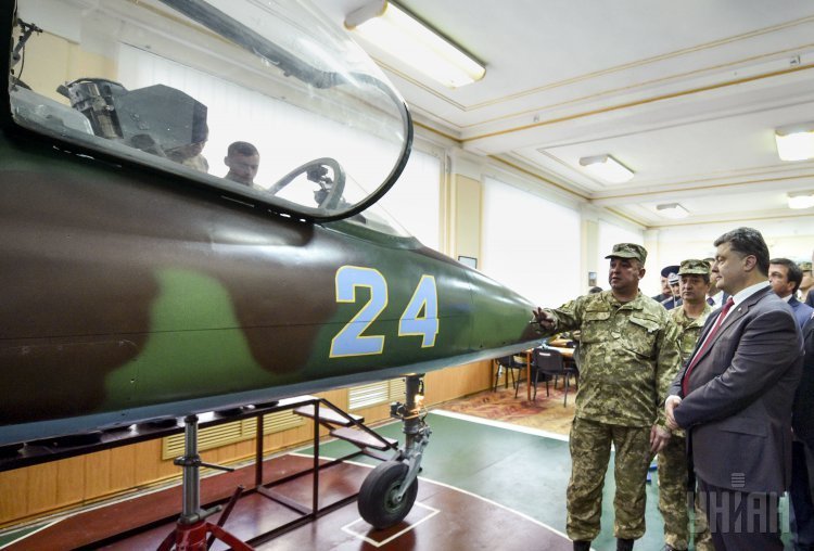 Президент Украины Петр Порошенко во время посещения Харьковского университета воздушных сил имени Ивана Кожедуба в Харькове