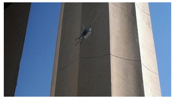 Разбитое окно в здании Верховной Рады