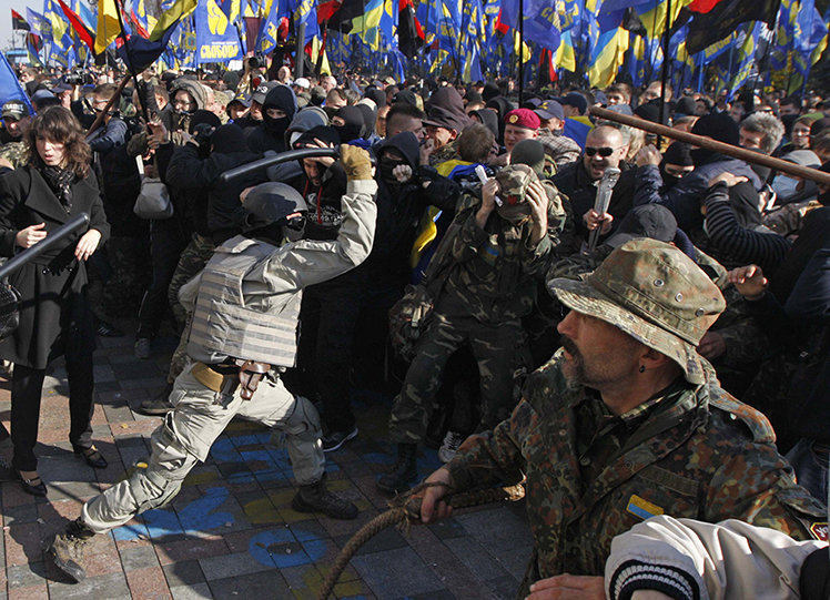 Столкновения у стен Рады во время последнего заседания парламента седьмого созыва