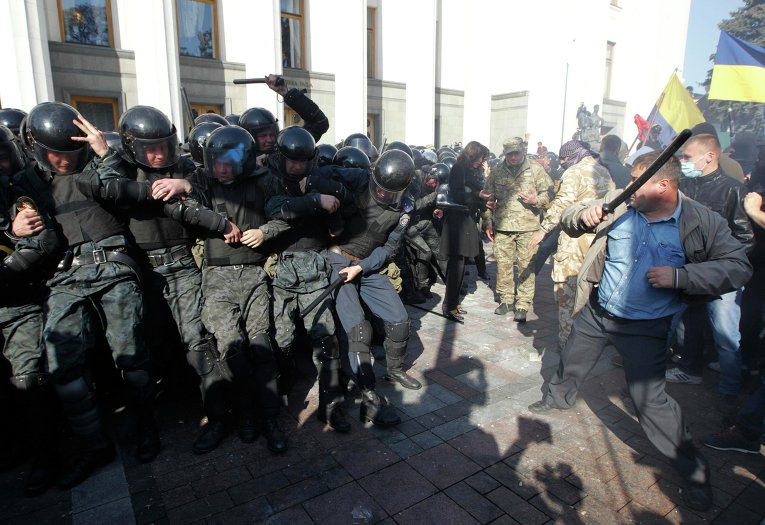 Столкновения у стен Рады во время последнего заседания парламента седьмого созыва