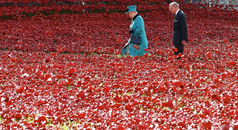 Королева Великобритании Елизавета II с герцогом Эдинбургским на инсталляции в память о жертвах Первой мировой войны