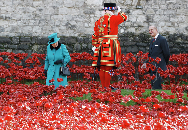 Королева Великобритании Елизавета II с герцогом Эдинбургским на инсталляции в память о жертвах Первой мировой войны