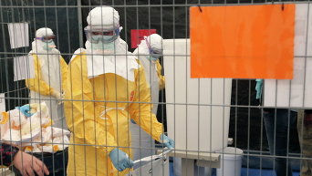 Медики в спецодежде для предотвращения заражения Эболой