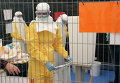 Медики в спецодежде для предотвращения заражения Эболой