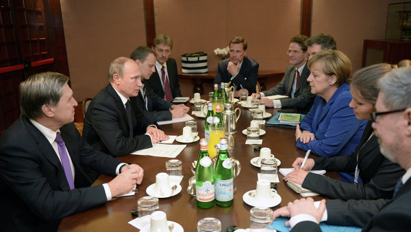 Владимир Путин и Ангела Меркель во время встречи в Милане