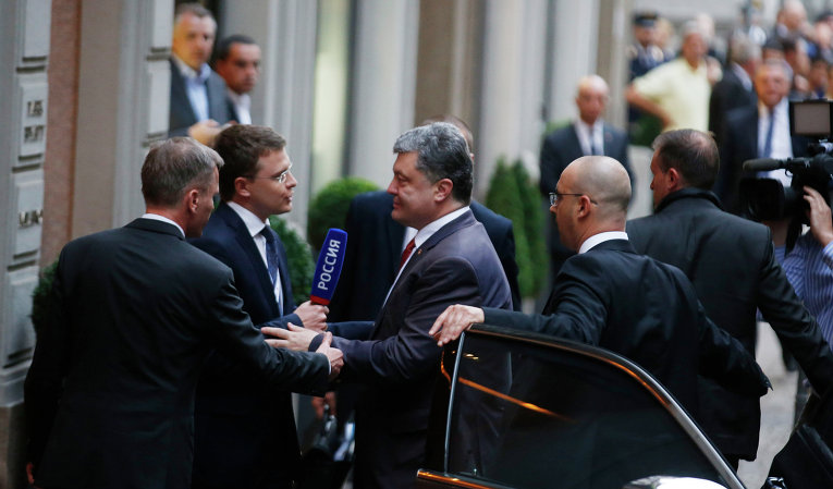 Петр Порошенко в Милане не захотел общаться с журналистом российского канала Россия