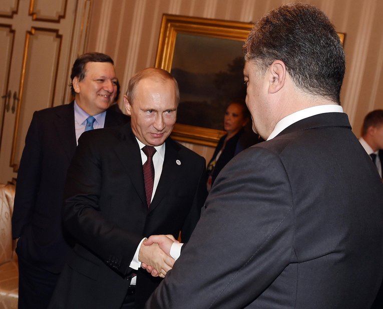 Петр Порошенко и Владимир Путин и во время встречи в Милане, 17 октября 2014 года