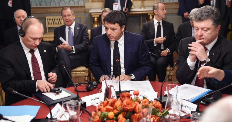 Владимир Путин, Маттео Ренци и Петр Порошенко во время встречи в Милане, 17 октября 2014 года
