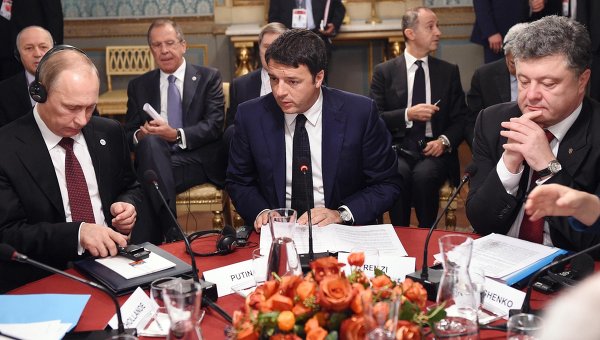 Владимир Путин, Маттео Ренци и Петр Порошенко во время встречи в Милане, 17 октября 2014 года
