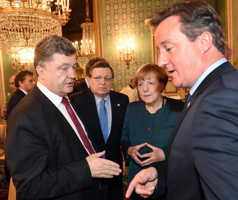 Петр Порошенко, Жозе Мануэл Баррозу, Ангела Меркель и Дэвид Кэмерон во время встречи в Милане, 17 октября 2014 года