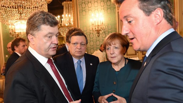 Петр Порошенко, Жозе Мануэл Баррозу, Ангела Меркель и Дэвид Кэмерон во время встречи в Милане, 17 октября 2014 года