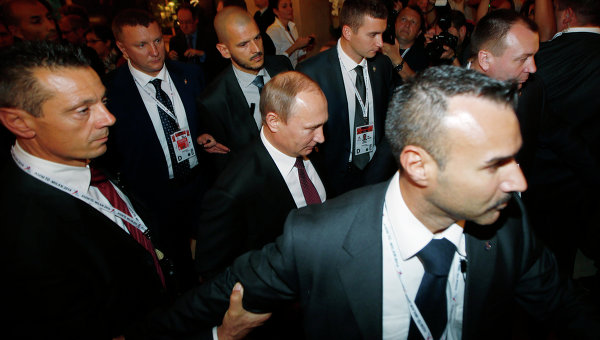 Владимир Путин покидает встречу в нормандском формате на саммите в Милане