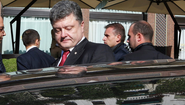 Петр Порошенко покидает встречу в нормандском формате на саммите в Милане