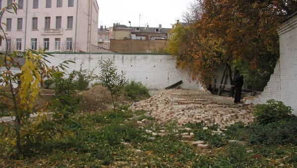 На территории Софии Киевской обвалилась часть стены