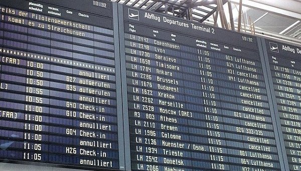 Информационное табло в аэропорту в Германии