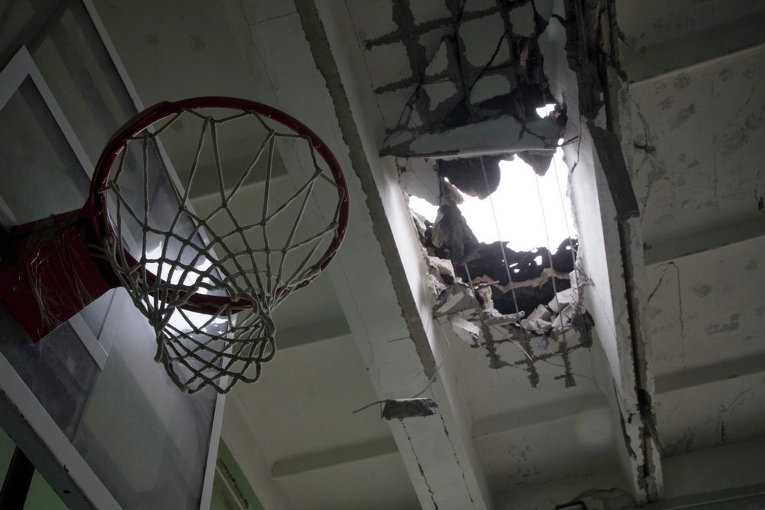 Разрушения в спортзале в школе Донецка