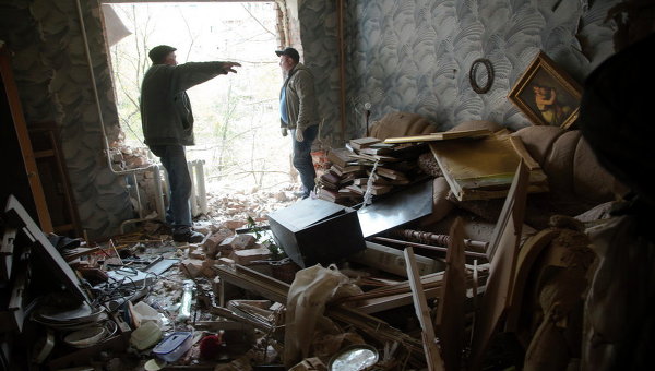 Разрушения в одном из жилых домов Донецка