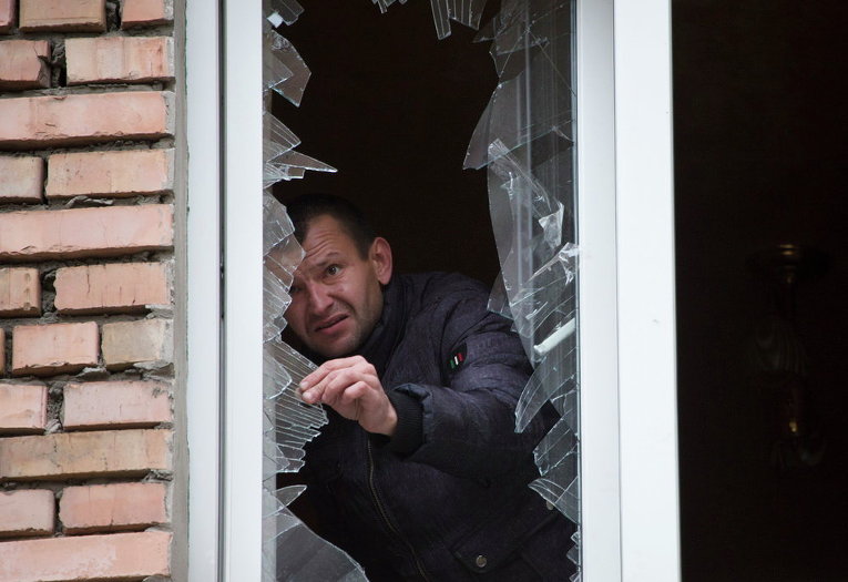 Разбитое от снаряда стекло в доме Донецка