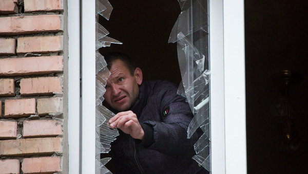 Разбитое от снаряда стекло в доме Донецка
