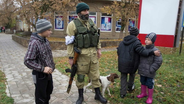 Ополченец и дети в Донецке