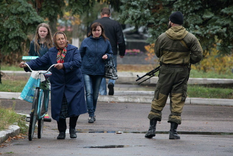 Ополченец и местные жители в Донецке
