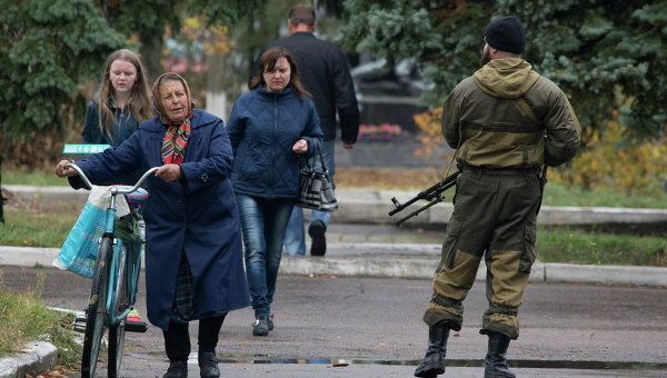 Ополченец и местные жители в Донецке
