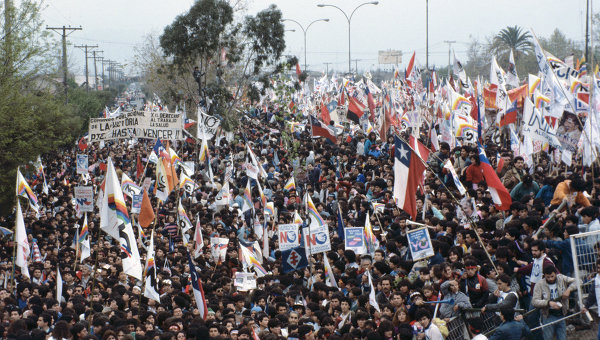 На митинге против диктатуры Угарте Пиночета