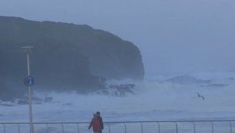 Ураган Гонсало обрушился на побережье Великобритании. Видео