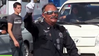 Мексиканский регулировщик, танцующий как Майкл Джексон, стал звездой сети. Видео
