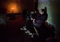 Женщина прячется в бомбоубежище в Донецке