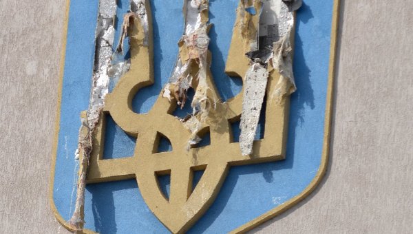 Герб Украины на здании в Луганске. Архивное фото