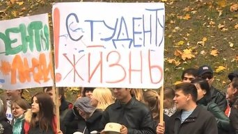 Киевские студенты устроили под Кабмином марш пустых кастрюль