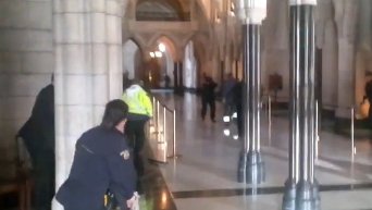 Полиция работает в здании канадского парламента. Видео