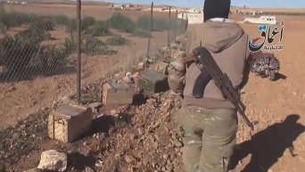 Боевики ИГ продемонстрировали оружие США, сброшенное ранее для курдов. Видео