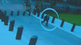 Камеры внешнего наблюдения зафиксировали передвижения стрелка в Оттаве. Видео