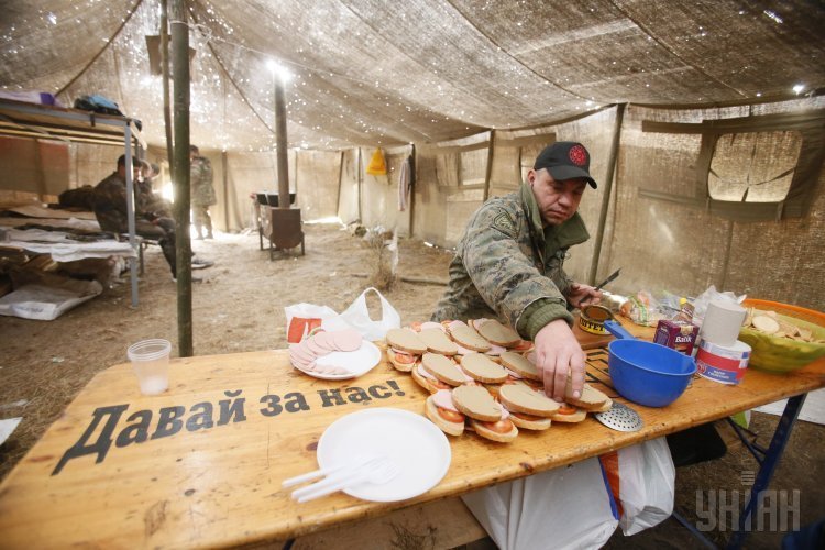 Тренировка военных и добровольцев на полигоне в Киевской области