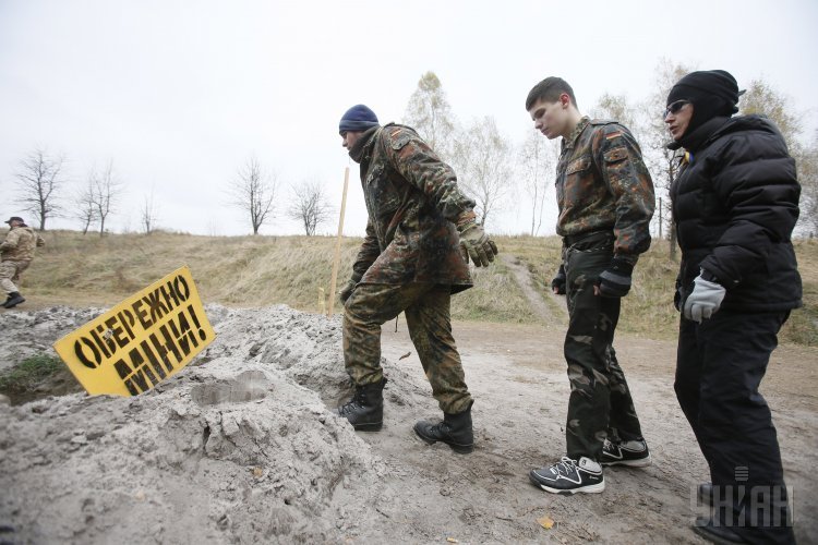 Тренировка военных и добровольцев на полигоне в Киевской области