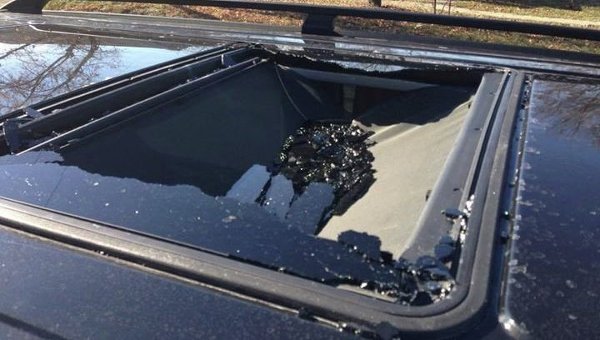 Разбитая машина в результате нападения на кандидатов от Блока Петра Порошенко в Кировоградской области