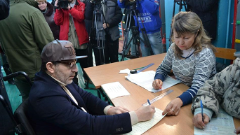 Мэр Харькова Геннадий Кернес голосует на выборах в Раду в инвалидной коляске