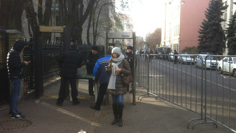 Немногочисленный пикет под посольством Украины в Москве