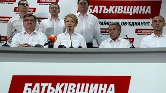 Юлия Тимошенко (в центре) на брифинге после досрочных выборов депутатов Рады