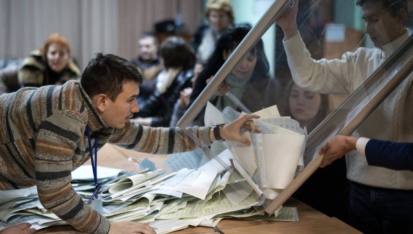 Подсчет голосов по результатам выборов. Архивное фото