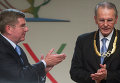 Президент МОК Томас Бах (слева) и экс- президент МОК Жак Рогге